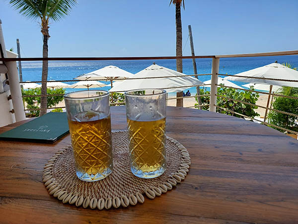 Two beers in crystal glasses, Shellona Restaurant, St. Barth