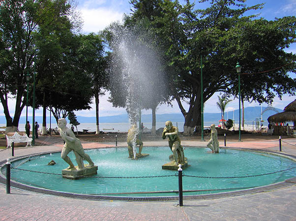 Fountain tribute to the fishermen of Lake Chapala
