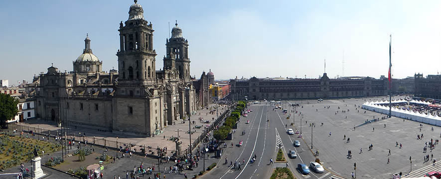 A panoramic shot of the cathedral, palace, plaza and government buildings. 