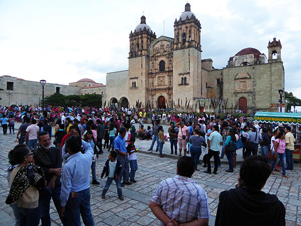 Typical weekend crowd gathers at the Santo Domingo Plaza